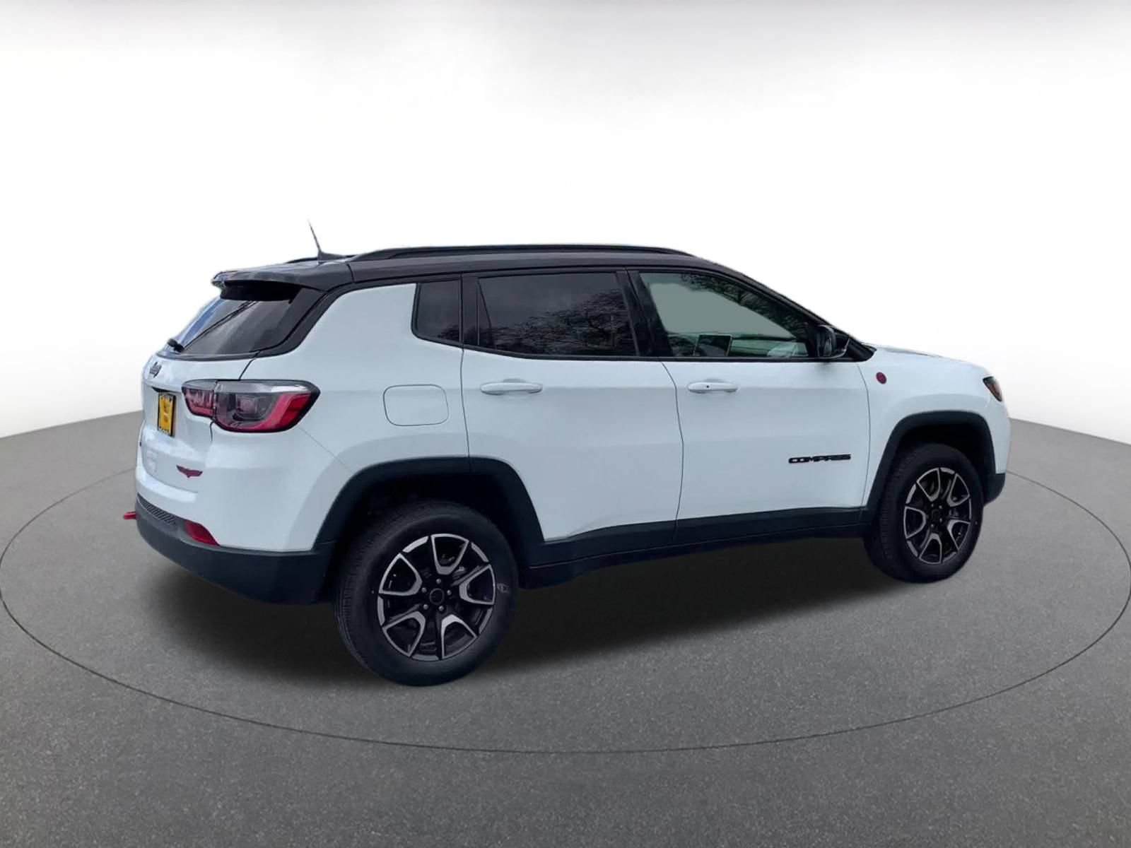 Used 2025 Jeep Compass Trailhawk AWD/4WD image 15