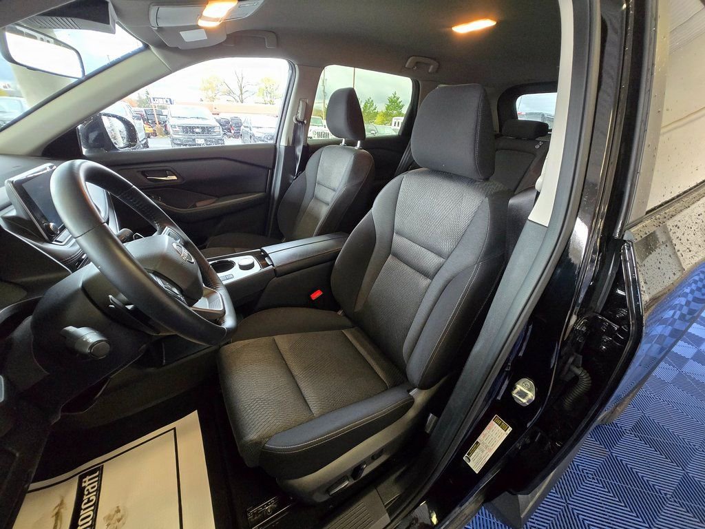 Used 2025 Nissan Rogue SV image 9