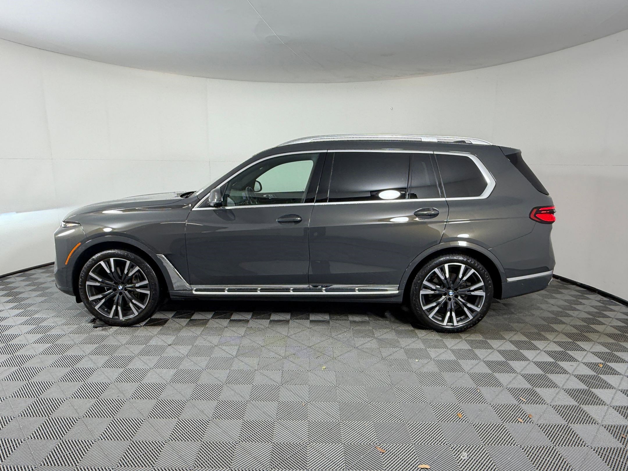 Certified 2024 BMW X7 xDrive40i w/ Executive Package AWD/4WD image 2
