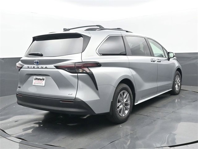 Used 2025 Toyota Sienna LE image 6