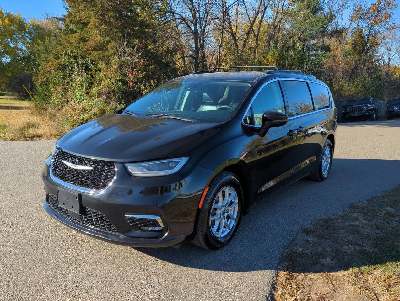 Used 2022 Chrysler Pacifica Touring-L image 2