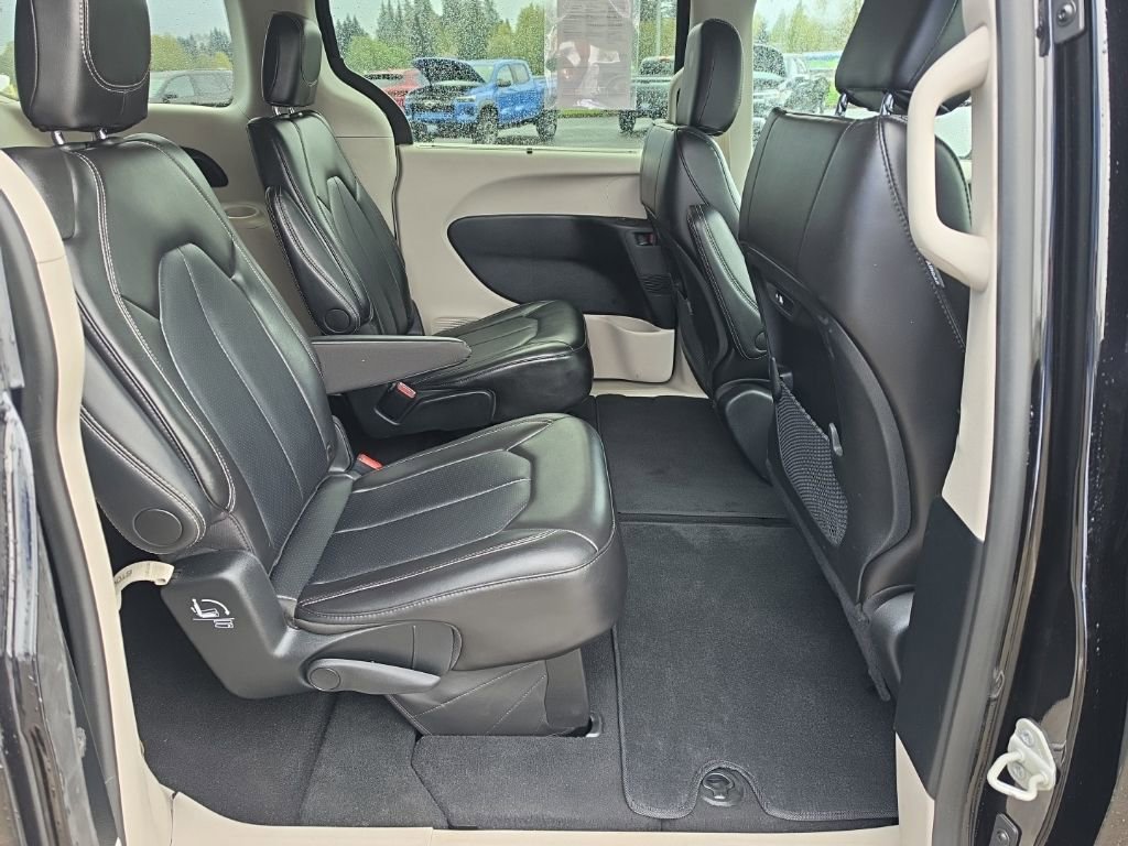Used 2024 Chrysler Pacifica Touring-L FWD image 32