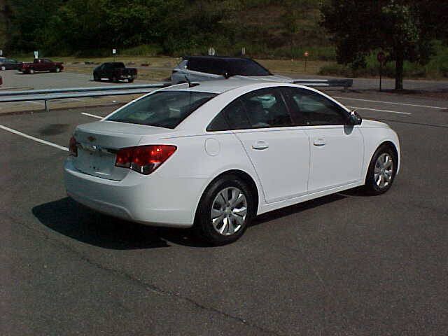 Used 2013 Chevrolet Cruze LS FWD image 8