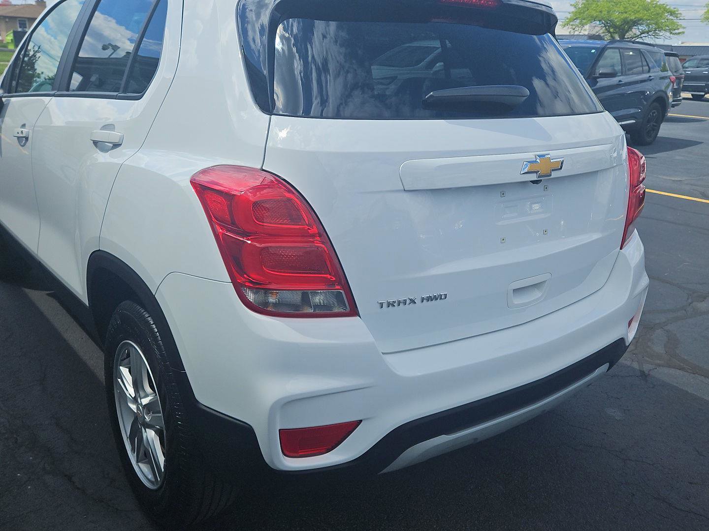 Used 2022 Chevrolet Trax LT w/ LT Convenience Package AWD/4WD image 5