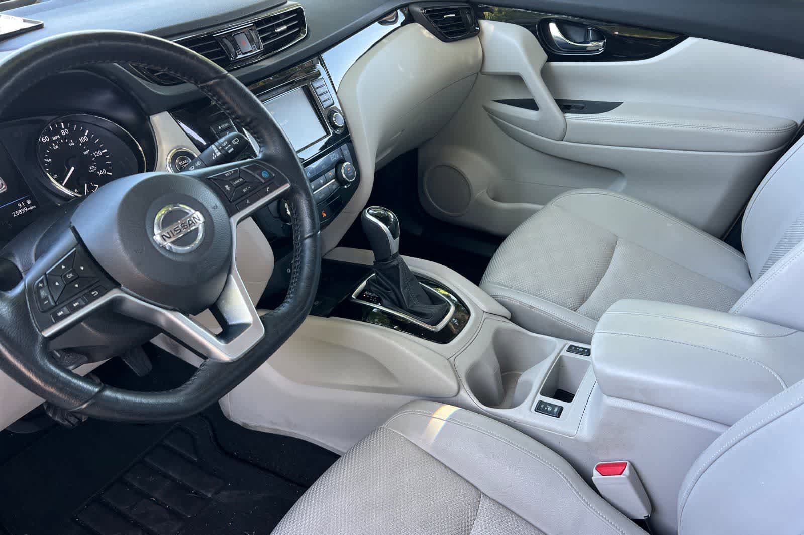 Used 2022 Nissan Rogue Sport SV w/ Technology Package FWD image 14