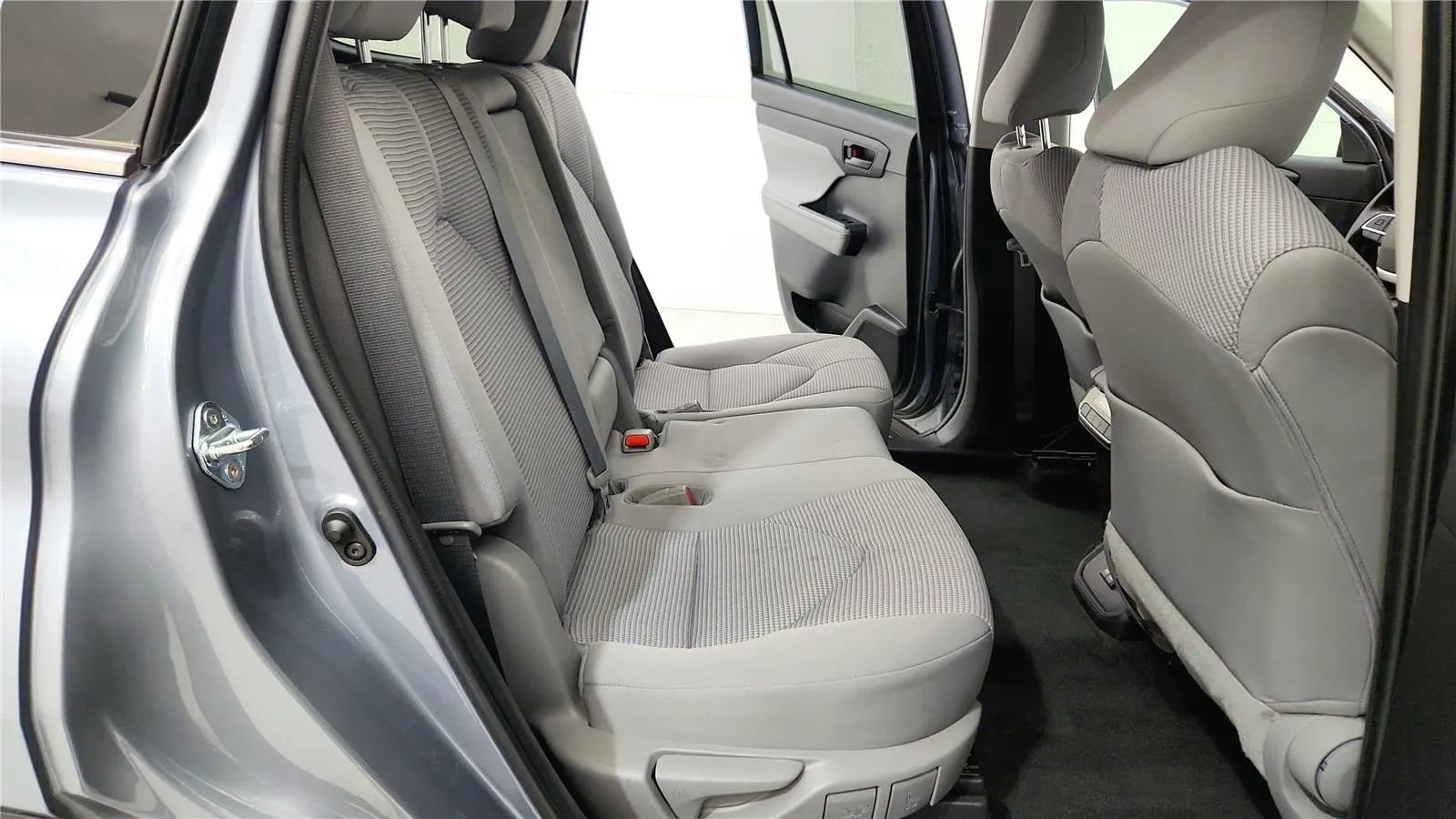 Used 2023 Toyota Highlander LE image 38