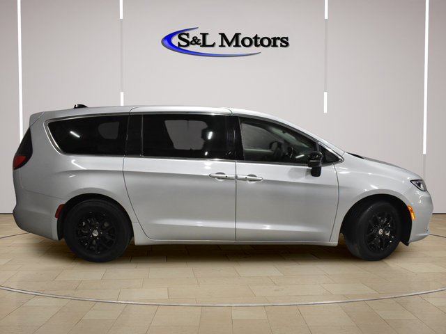 Certified 2024 Chrysler Pacifica Touring-L FWD image 8