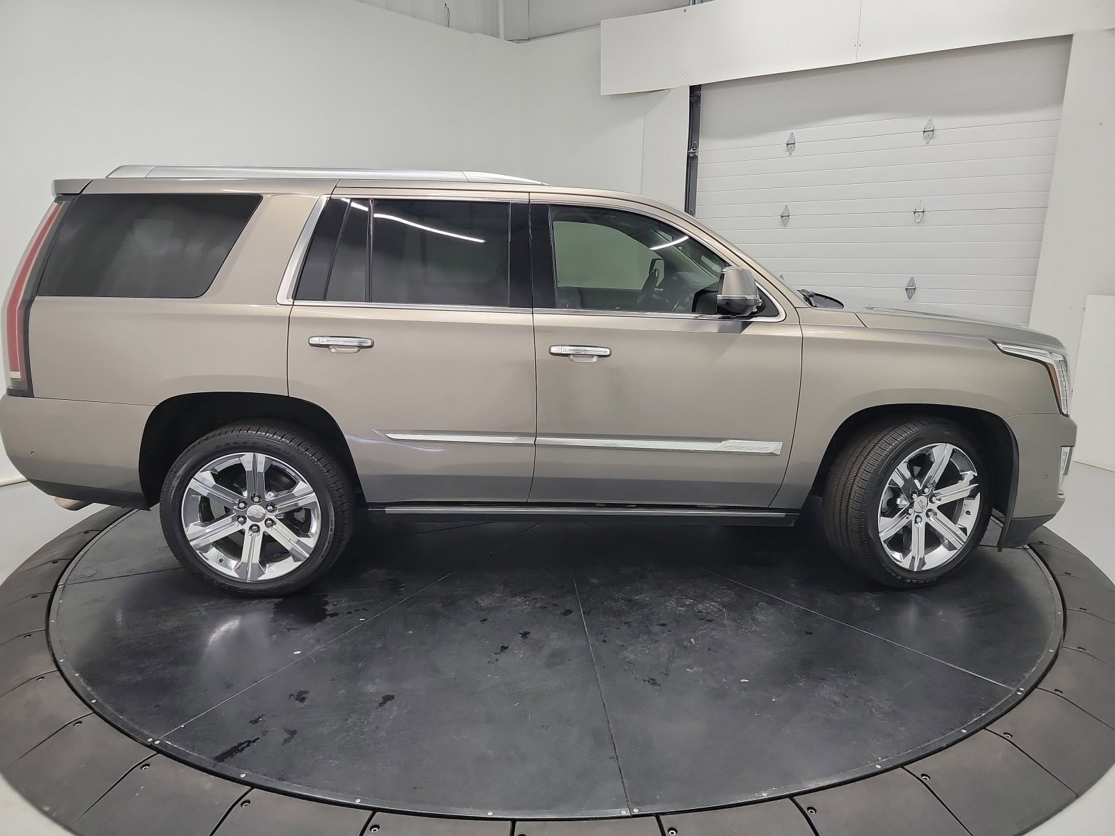 Used 2019 Cadillac Escalade Premium Luxury w/ LPO, Radiant Package AWD/4WD image 11