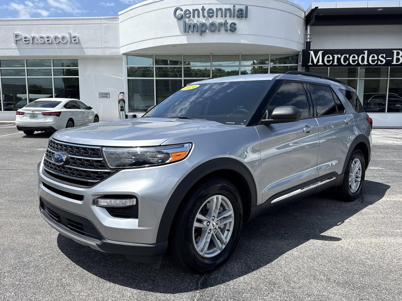 Used 2024 Ford Explorer XLT w/ Equipment Group 202A RWD image 1