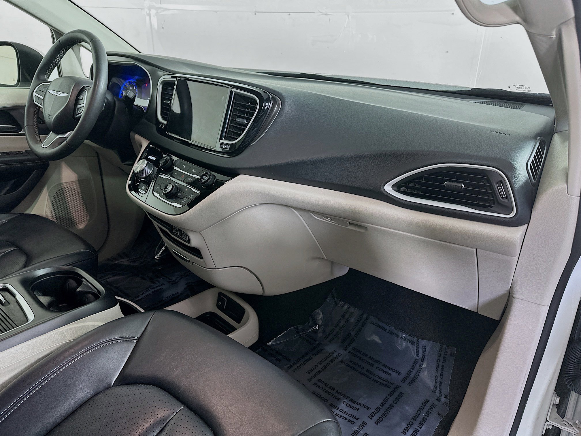 Used 2023 Chrysler Pacifica Touring-L image 28