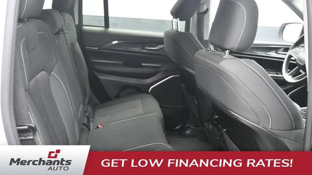 Used 2022 Jeep Grand Cherokee Laredo w/ Luxury Tech Group I AWD/4WD image 15