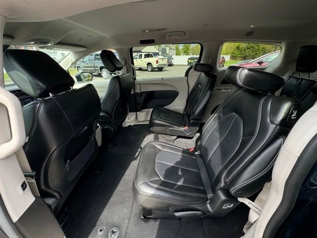 Used 2023 Chrysler Pacifica Touring-L FWD image 16