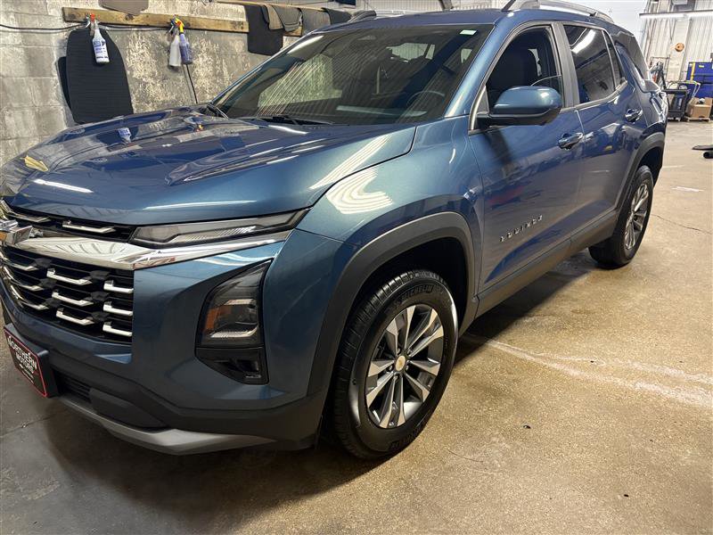 Used 2025 Chevrolet Equinox LT w/ Convenience Package II image 2