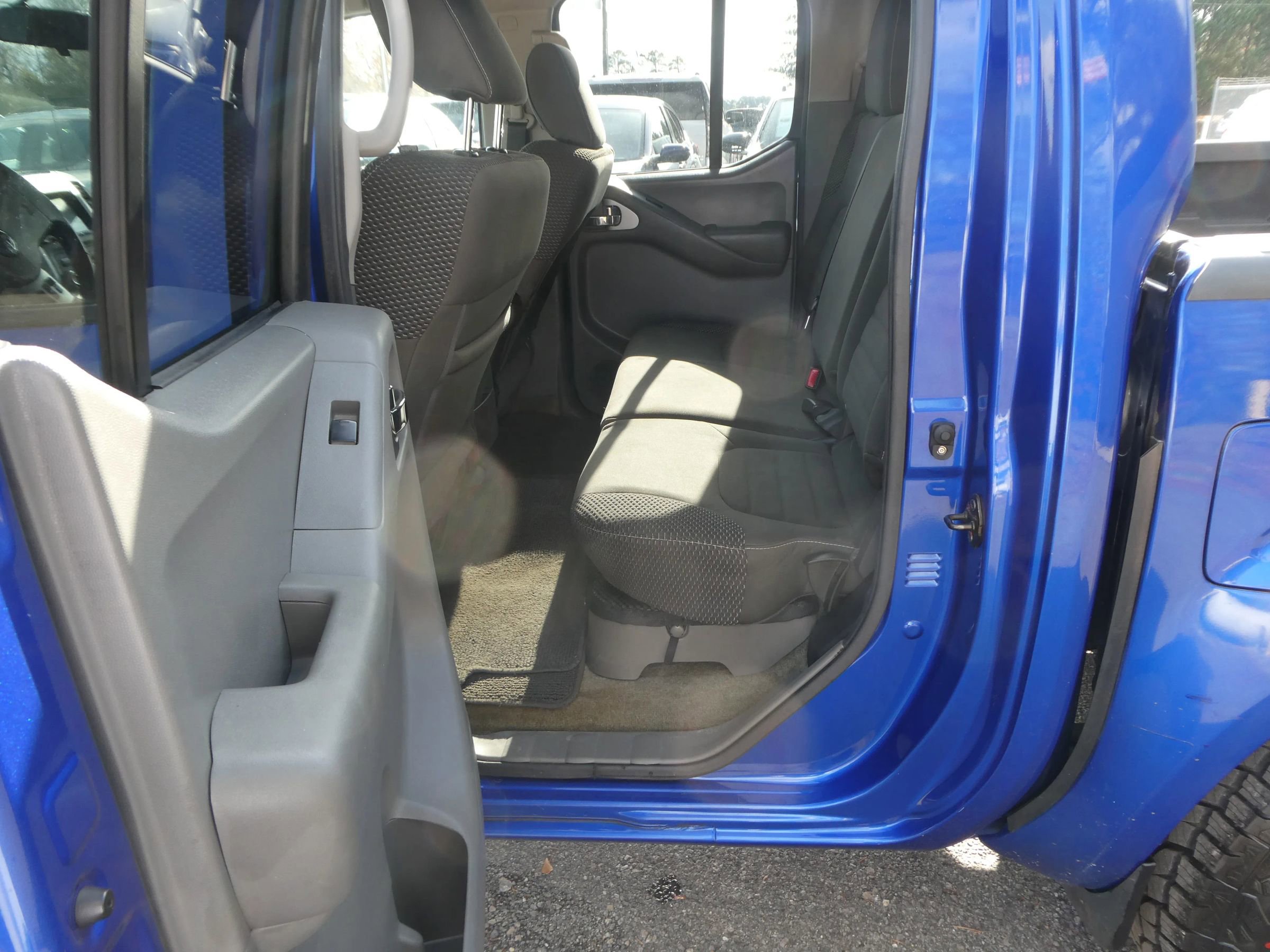 Used 2014 Nissan Frontier Desert Runner image 25