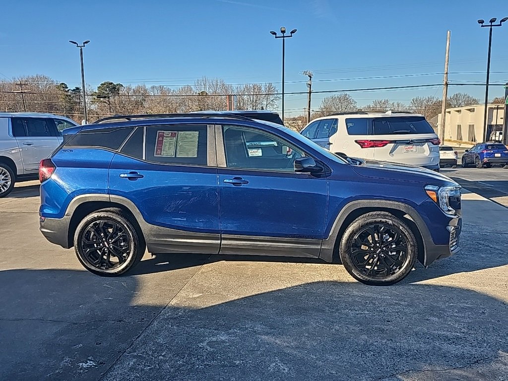 Used 2022 GMC Terrain SLE w/ Driver Convenience Package image 2