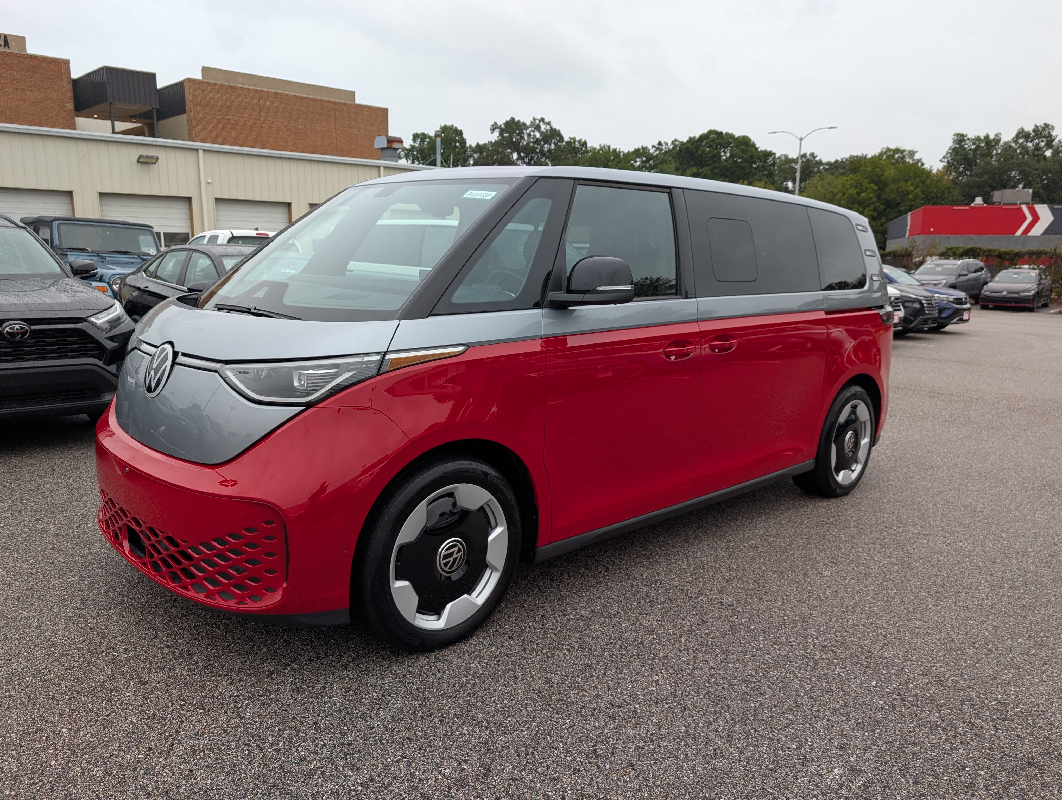 Used 2025 Volkswagen ID. Buzz Pro S Plus AWD/4WD image 7