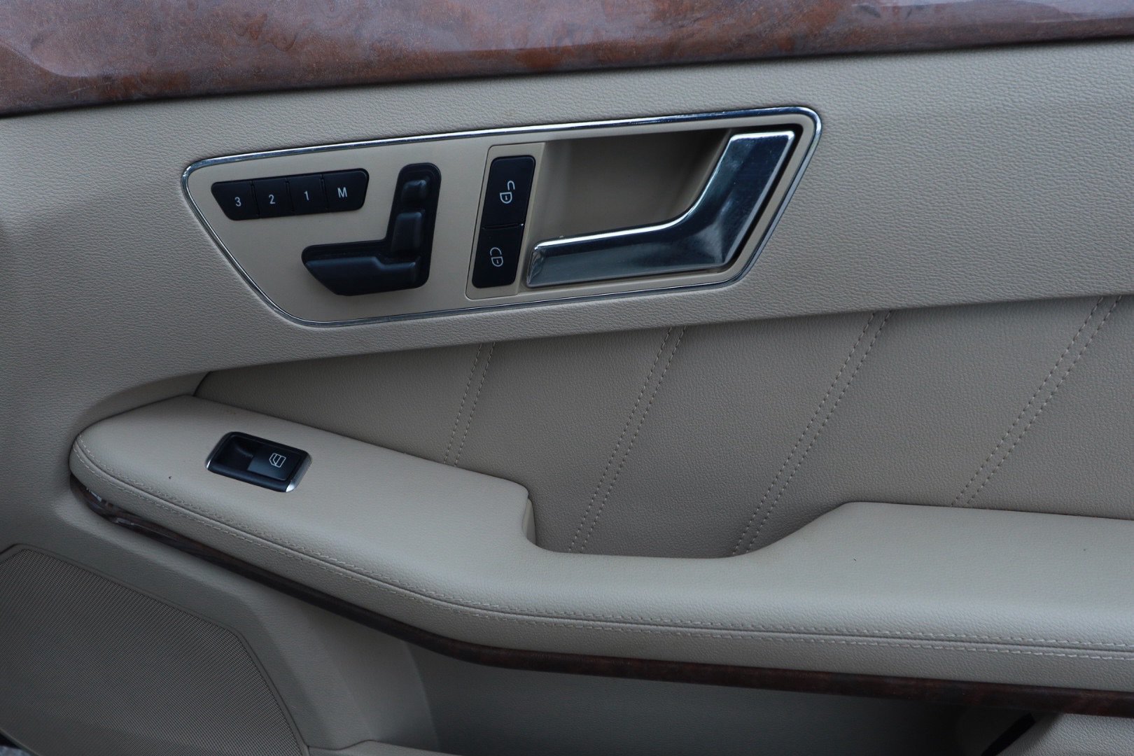 Used 2011 Mercedes-Benz E 350 4MATIC Sedan image 30