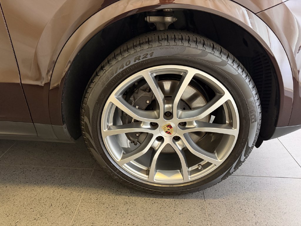 Certified 2023 Porsche Cayenne Platinum Edition AWD/4WD image 13