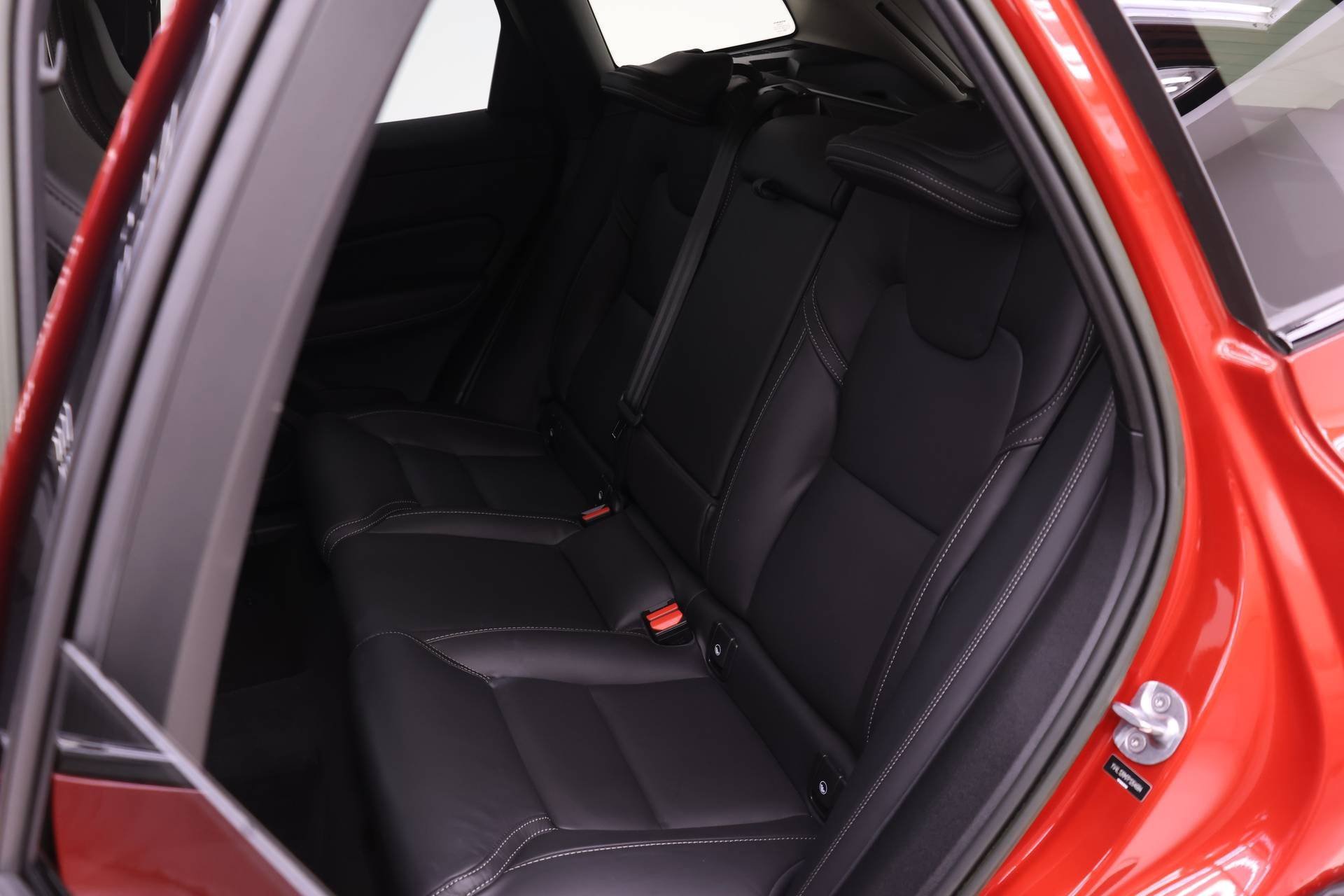 Certified 2023 Volvo XC60 B5 Ultimate w/ Protection Package Premier image 15