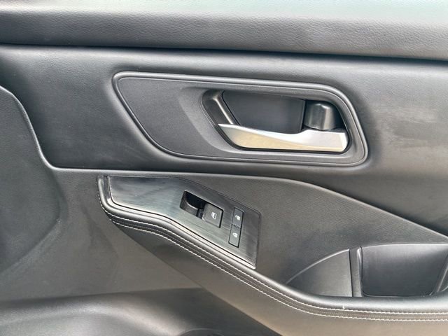 Used 2025 Nissan Rogue SV image 14