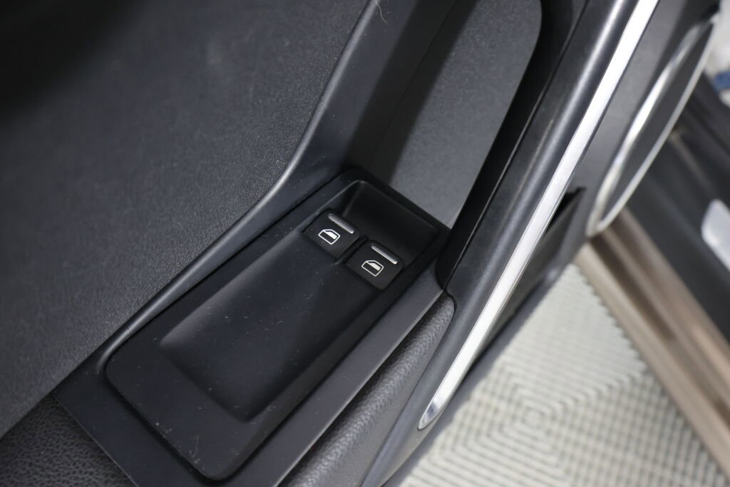 Used 2012 Volkswagen Beetle 2.5 FWD image 29