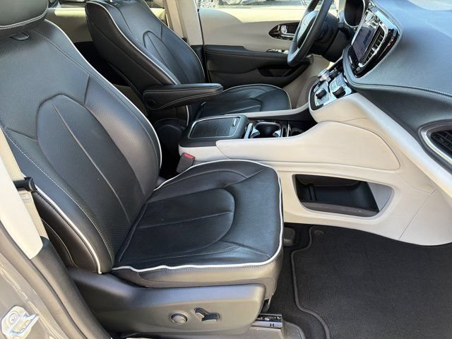 Certified 2024 Chrysler Pacifica Limited FWD image 16