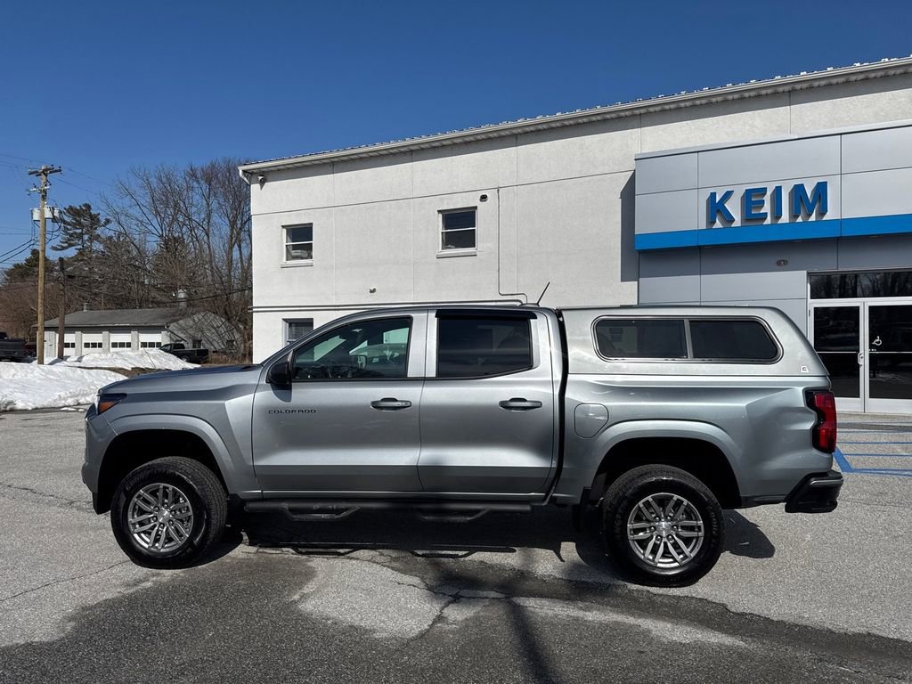 Used 2025 Chevrolet Colorado LT RWD image 2