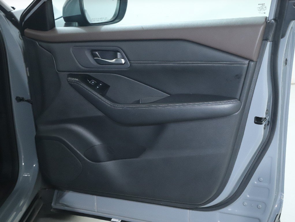Used 2023 Nissan Rogue SL AWD/4WD image 34