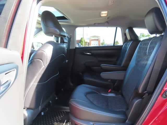 Used 2024 Toyota Highlander LE AWD/4WD image 21