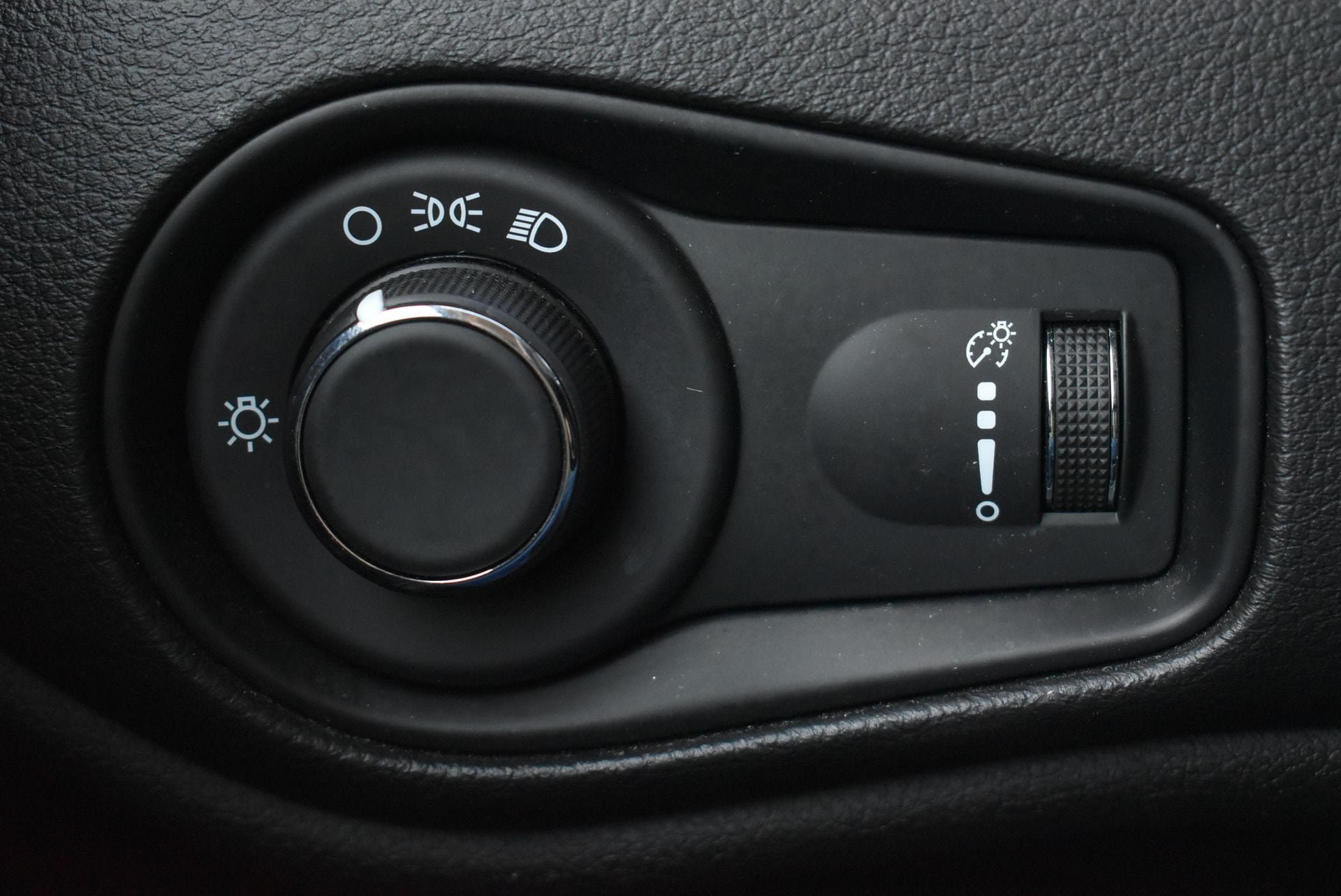 Used 2023 Jeep Renegade Latitude AWD/4WD image 17