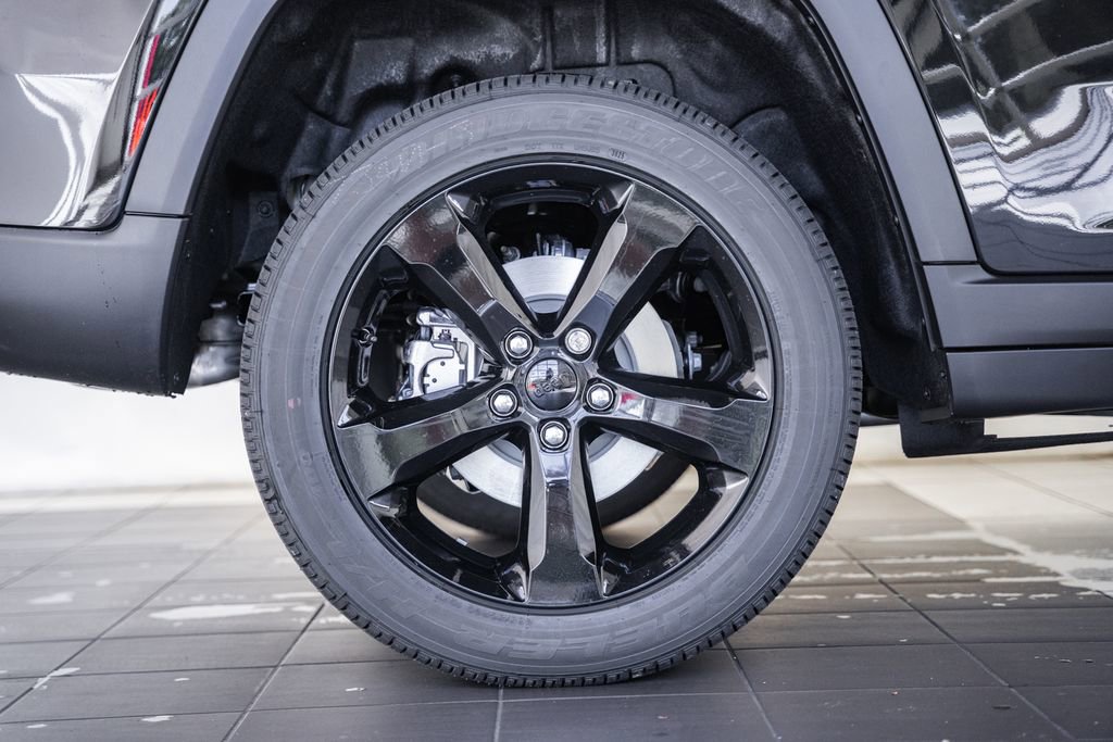 New 2025 Jeep Grand Cherokee Altitude image 17