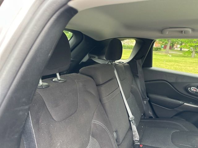 Used 2019 Jeep Cherokee Latitude w/ Cold Weather Group AWD/4WD image 20