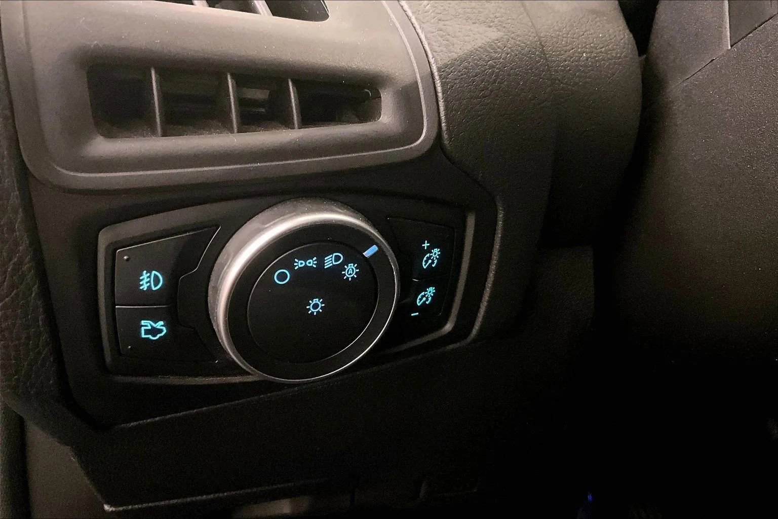 Used 2017 Ford Focus SEL w/ Cold Weather Package image 30