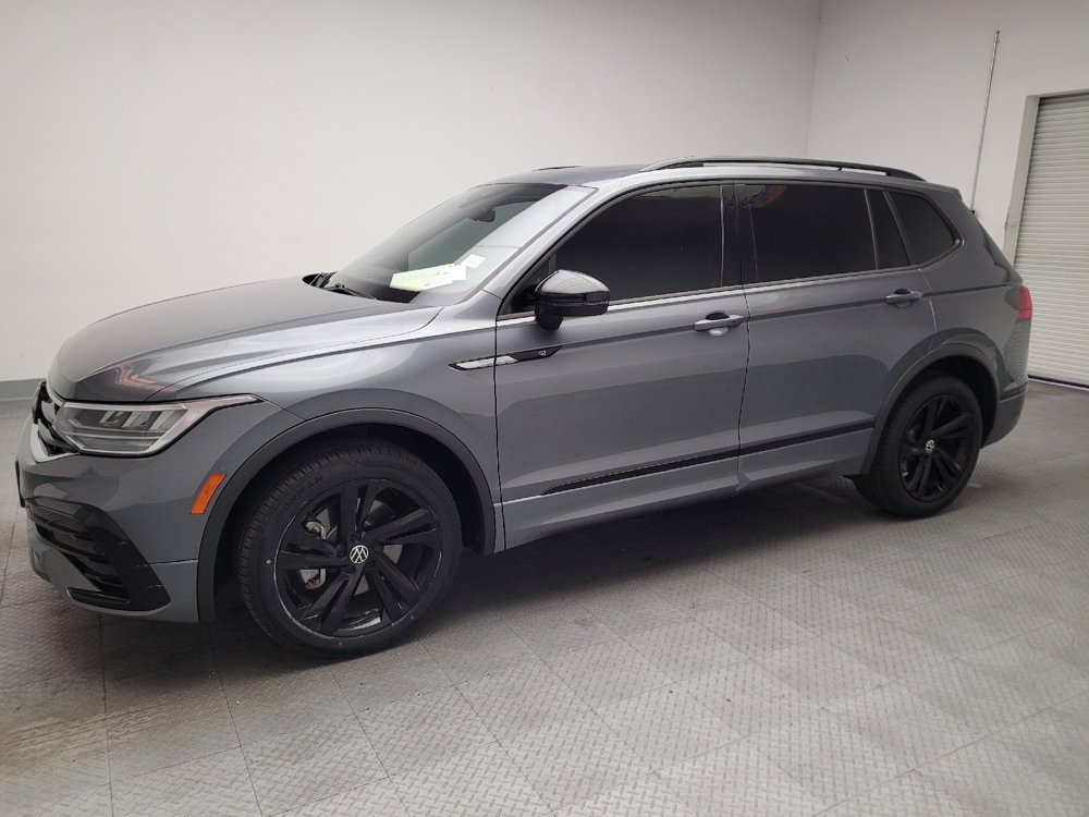 Used 2023 Volkswagen Tiguan SE R-Line FWD image 2