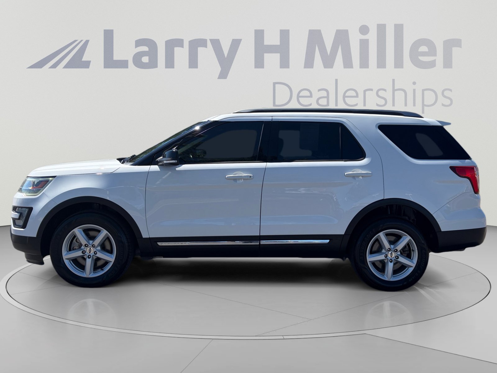 Used 2017 Ford Explorer XLT AWD/4WD image 2