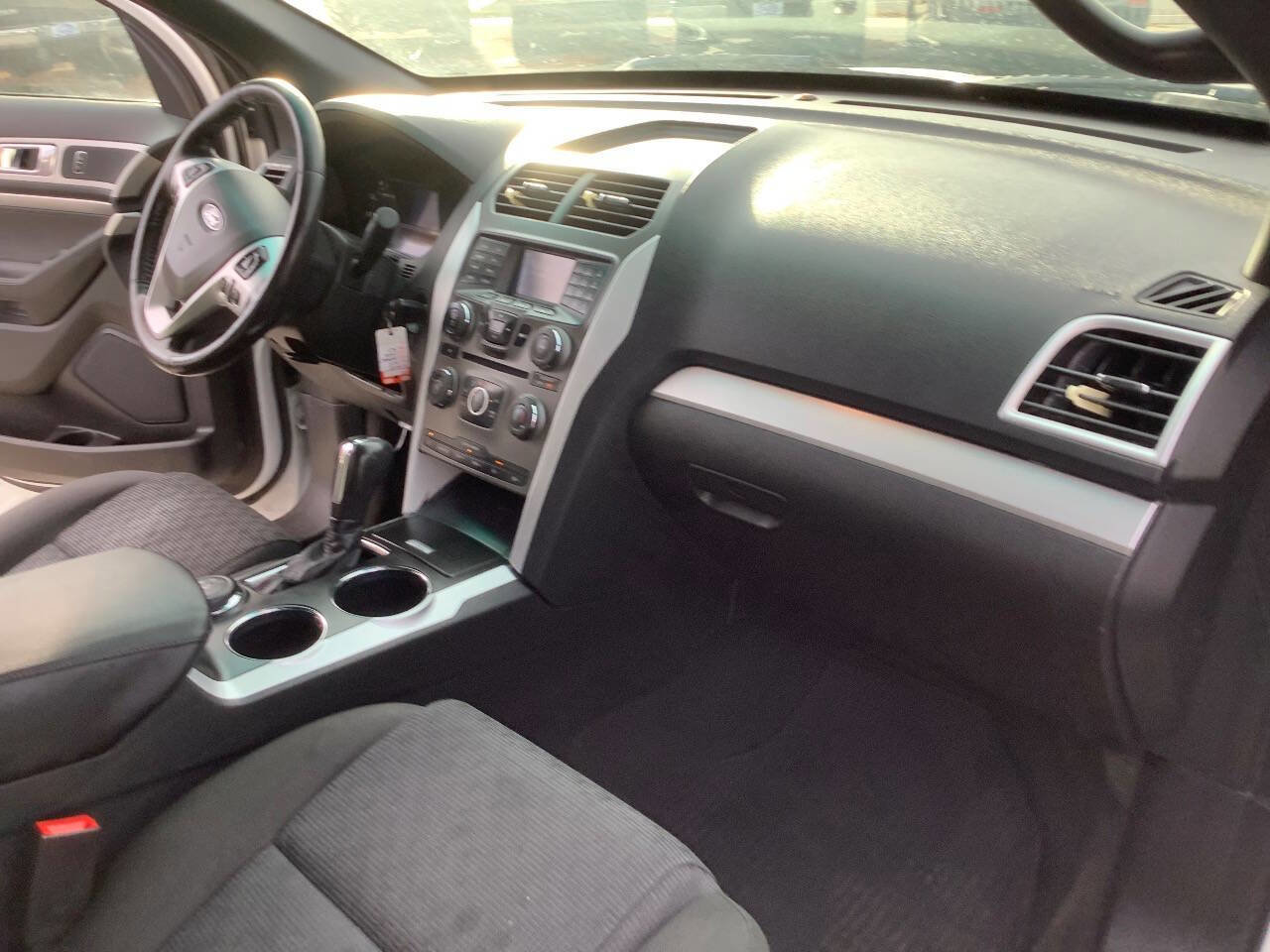 Used 2015 Ford Explorer XLT image 35