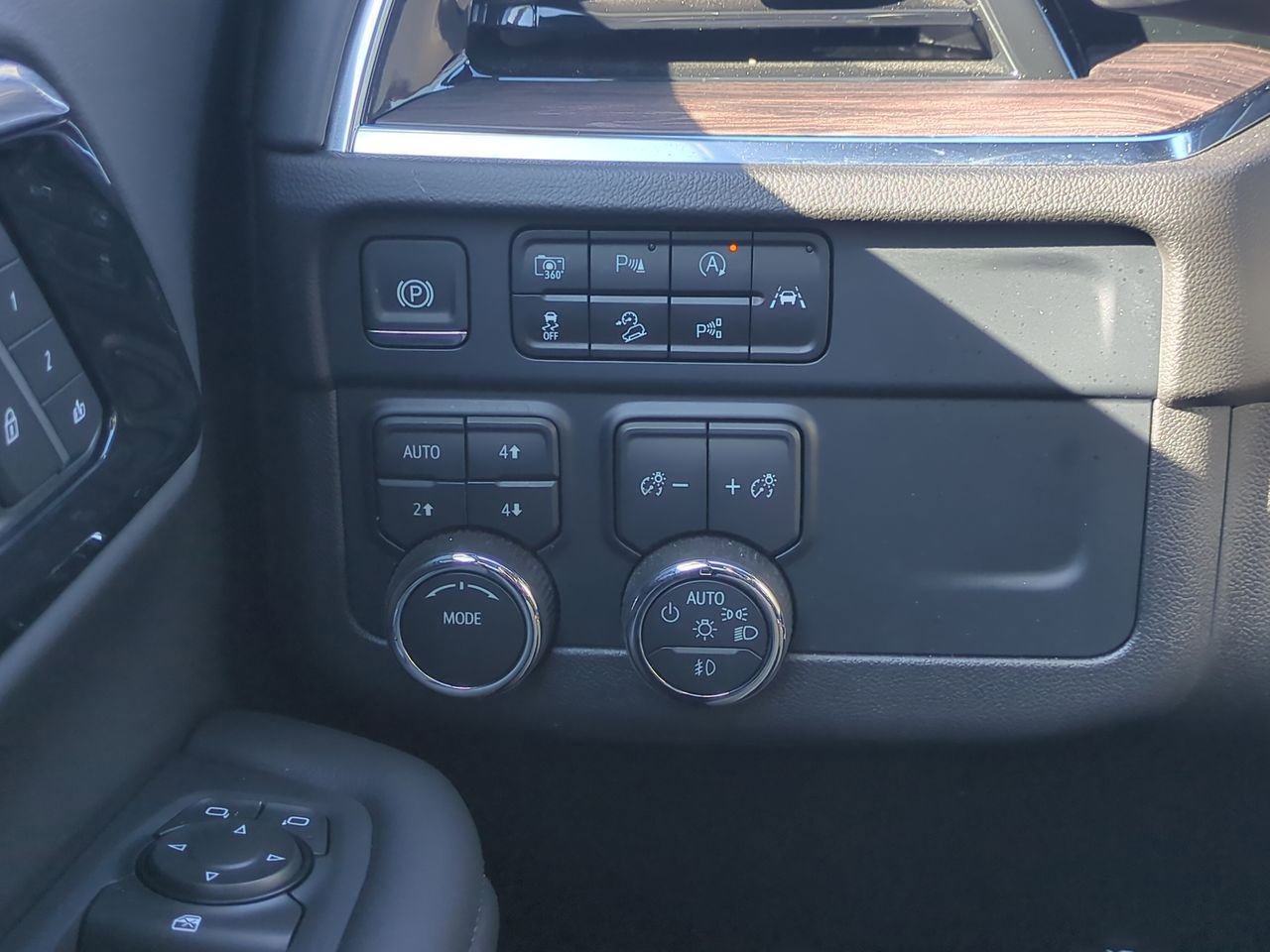 Used 2025 Chevrolet Suburban Z71 AWD/4WD image 18