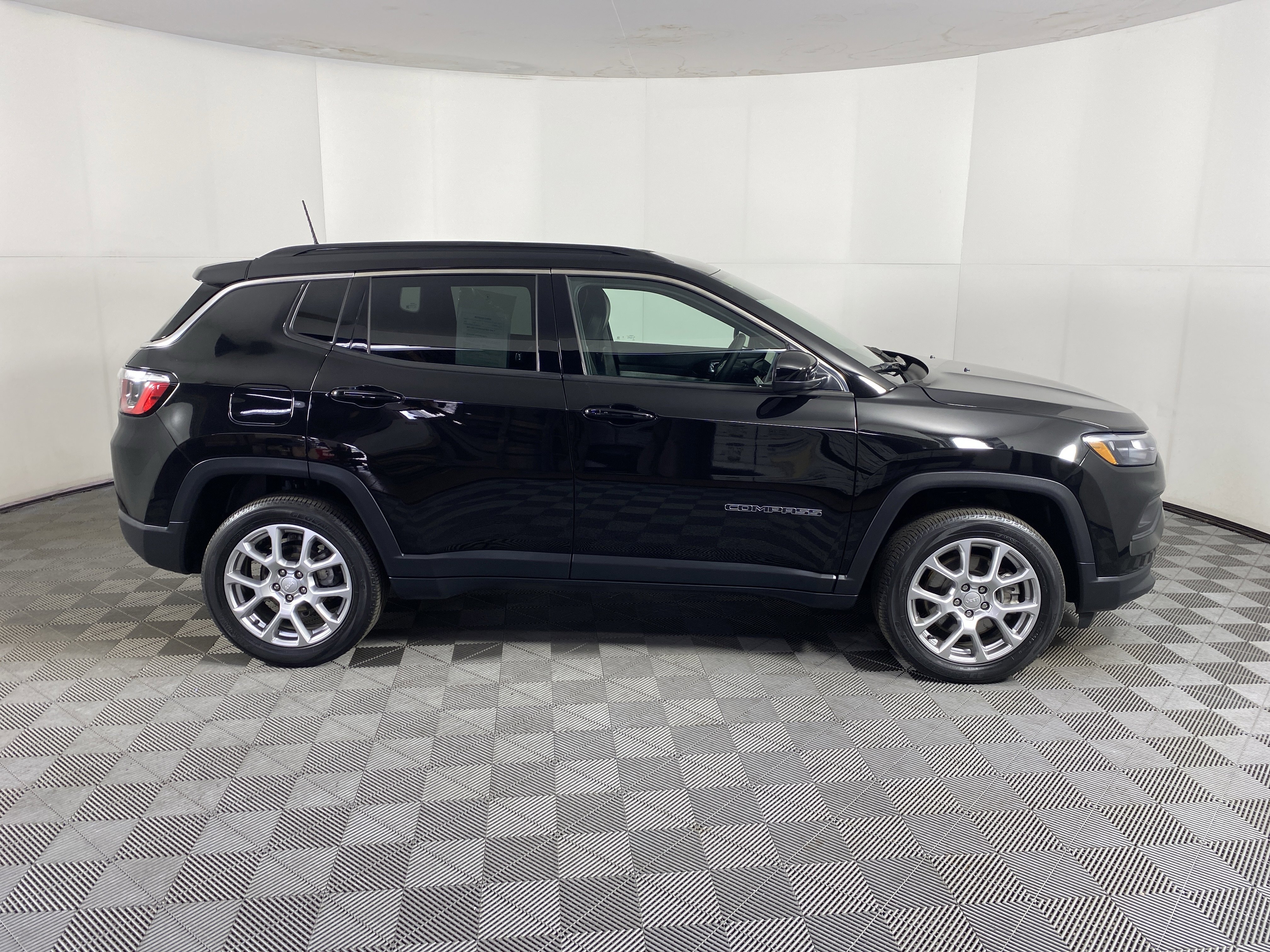 Used 2023 Jeep Compass Latitude AWD/4WD image 6