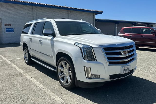 Used 2018 Cadillac Escalade ESV Luxury AWD/4WD image 2