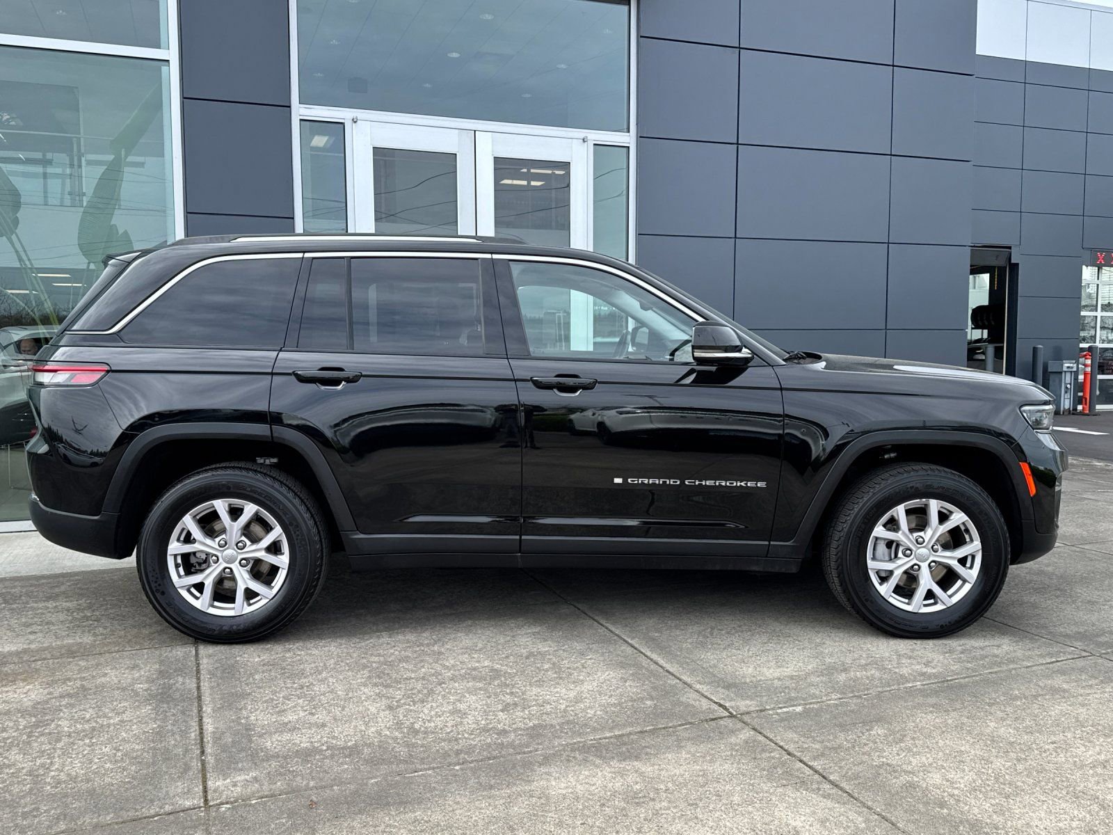 Used 2022 Jeep Grand Cherokee Limited image 2