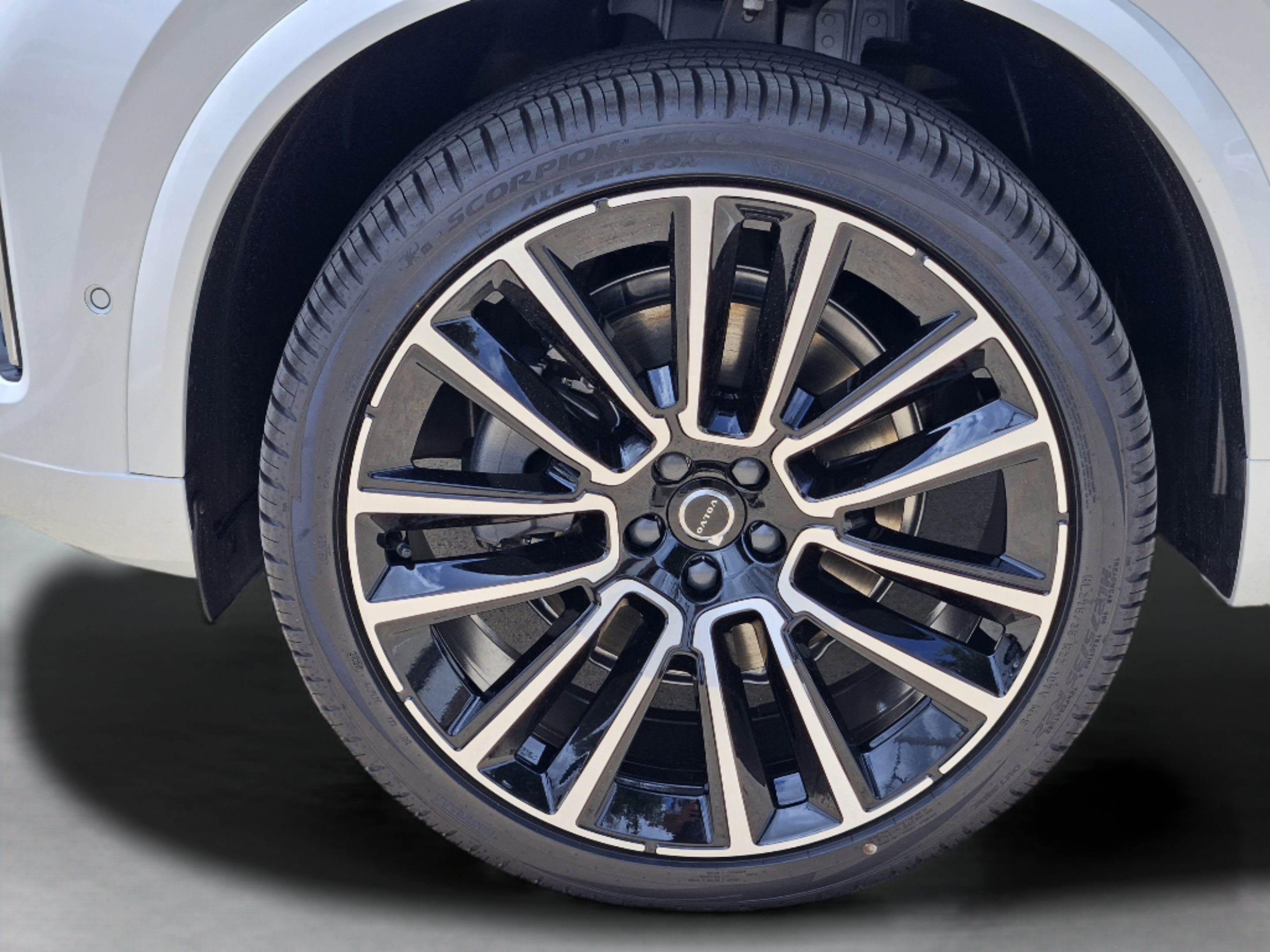 New 2026 Volvo XC90 B6 Plus w/ Protection Package Premier AWD/4WD image 32