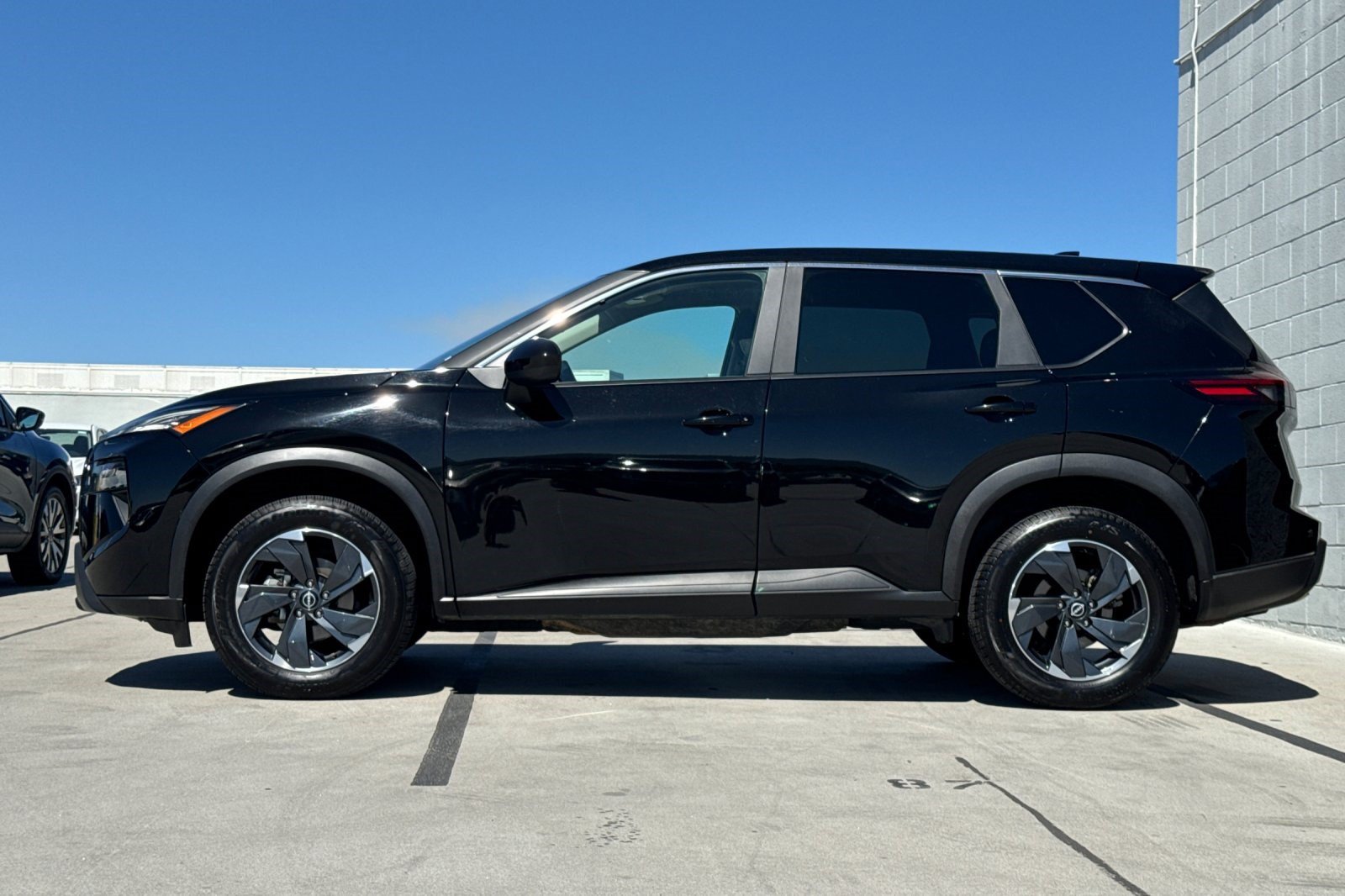 Used 2025 Nissan Rogue SV AWD/4WD image 2