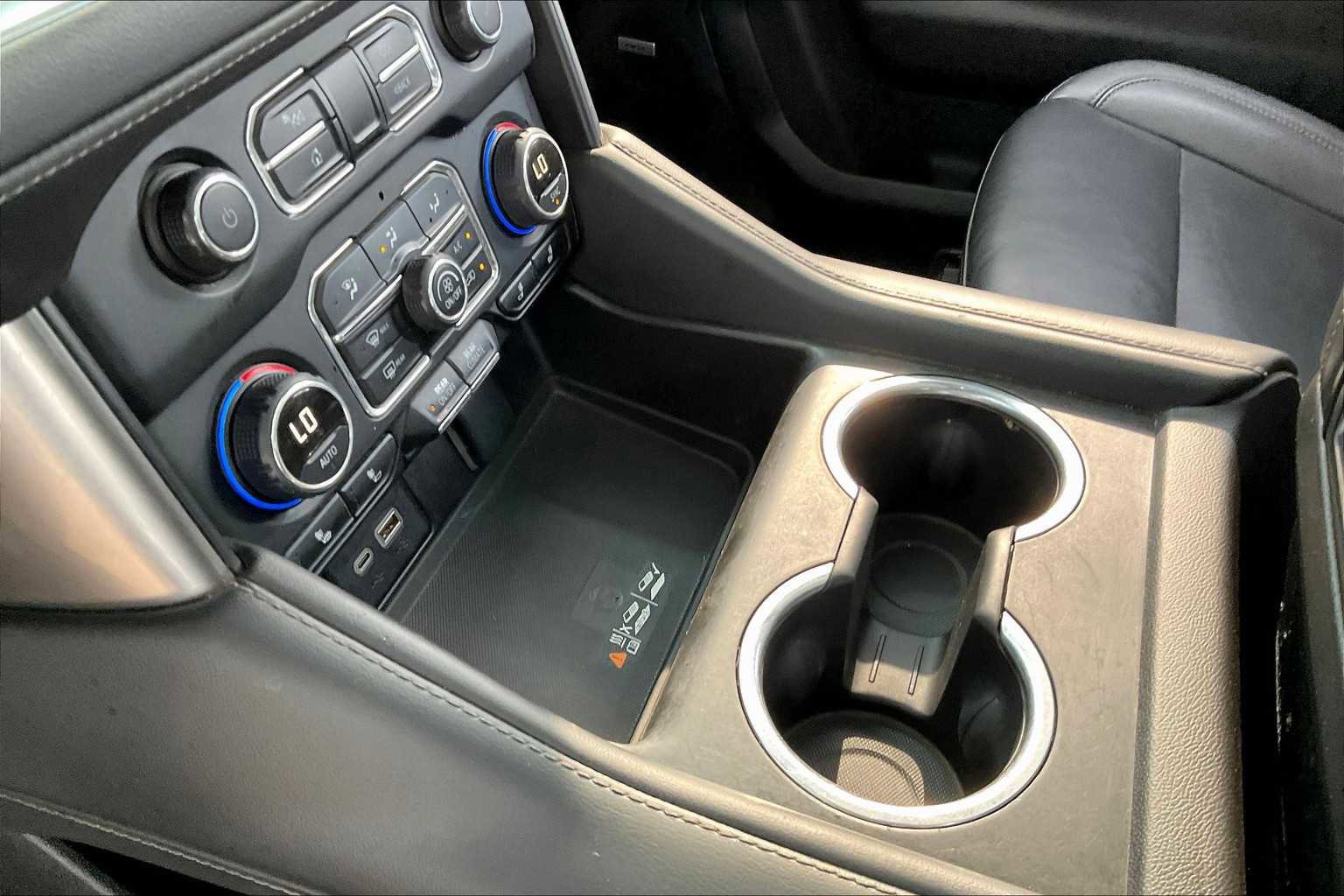 Used 2023 Chevrolet Suburban LT w/ LT Signature Package image 16