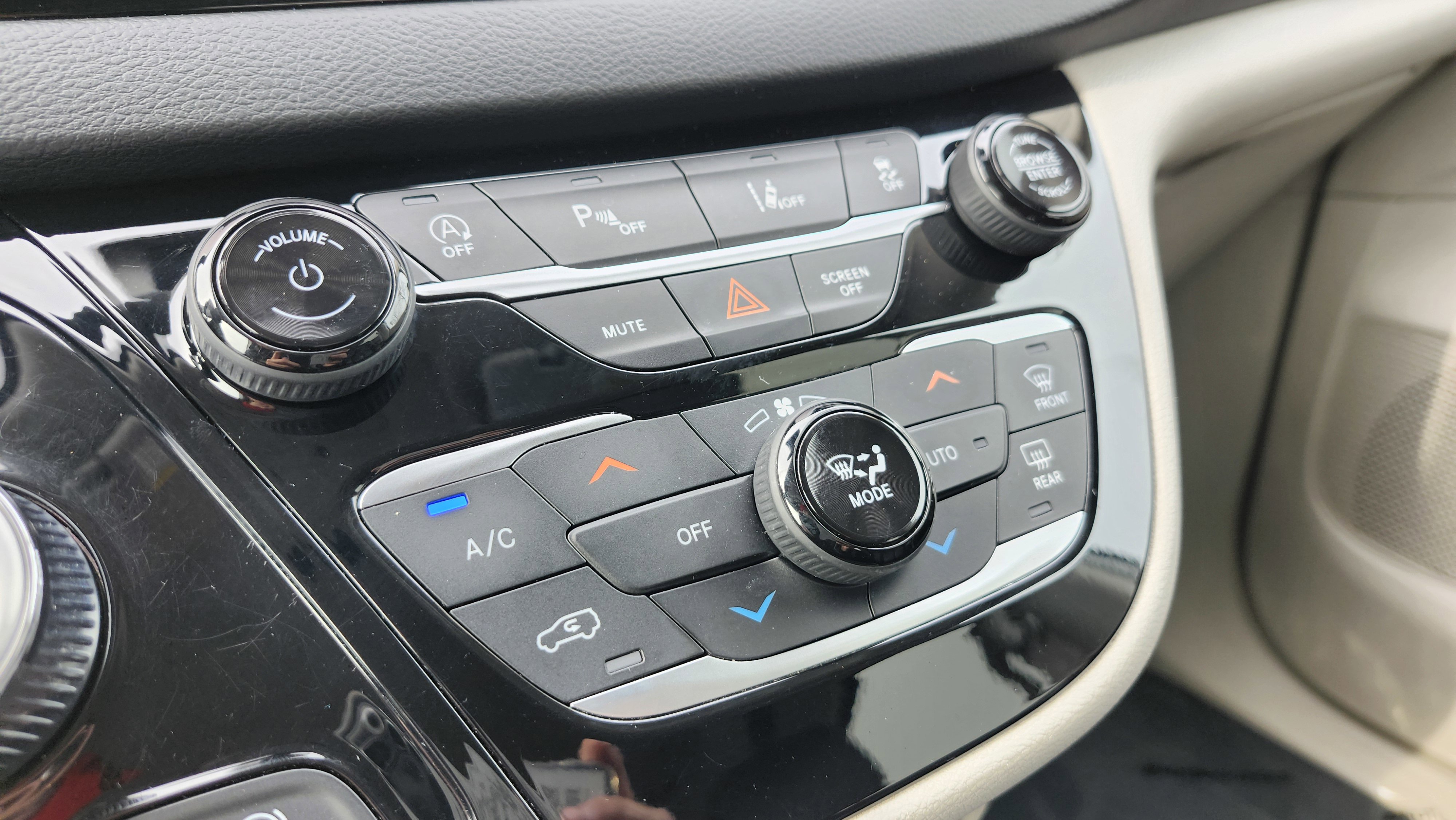 Used 2023 Chrysler Pacifica Touring-L image 30