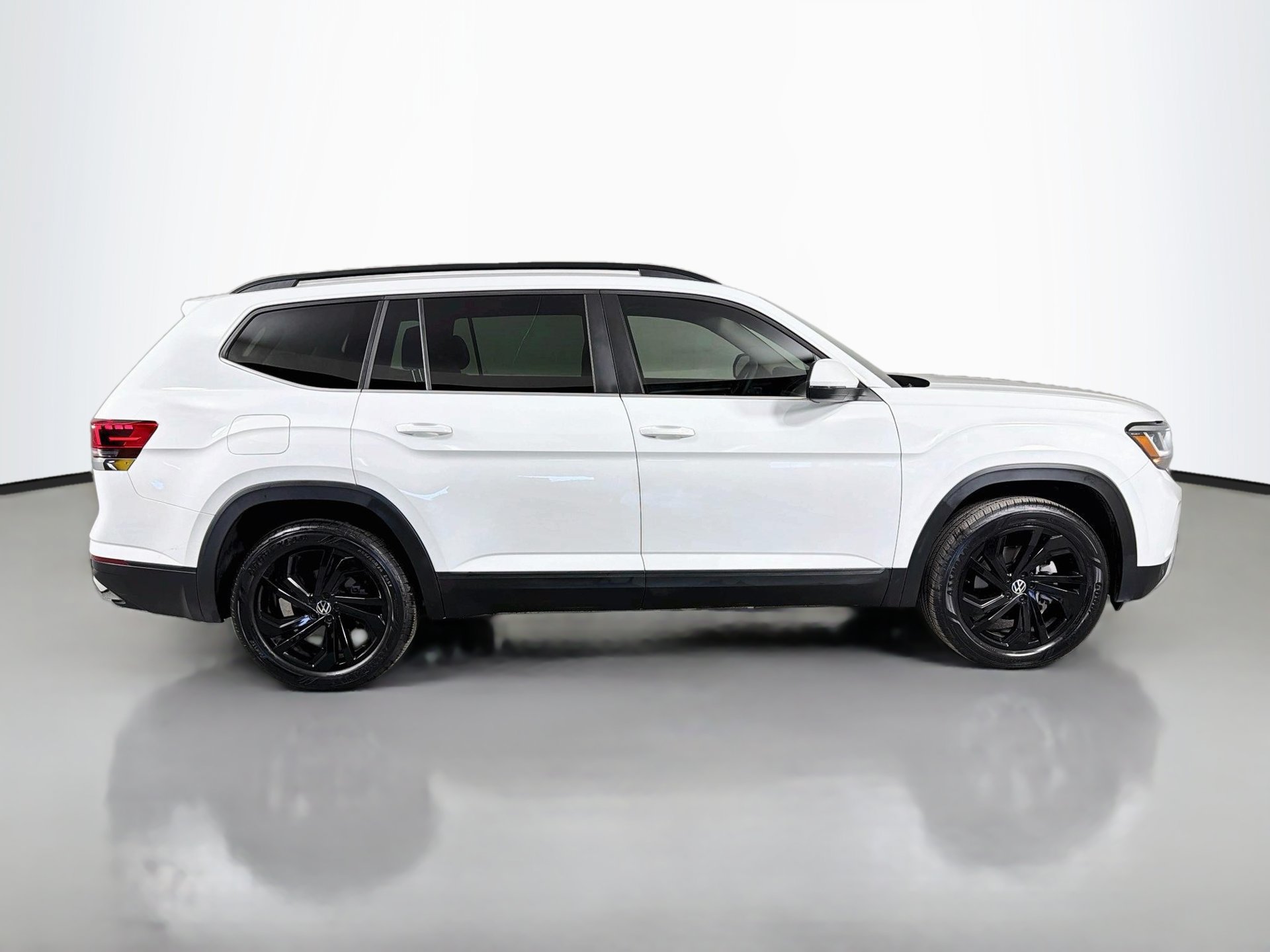 Certified 2023 Volkswagen Atlas SE w/ Black Wheel Package FWD image 4
