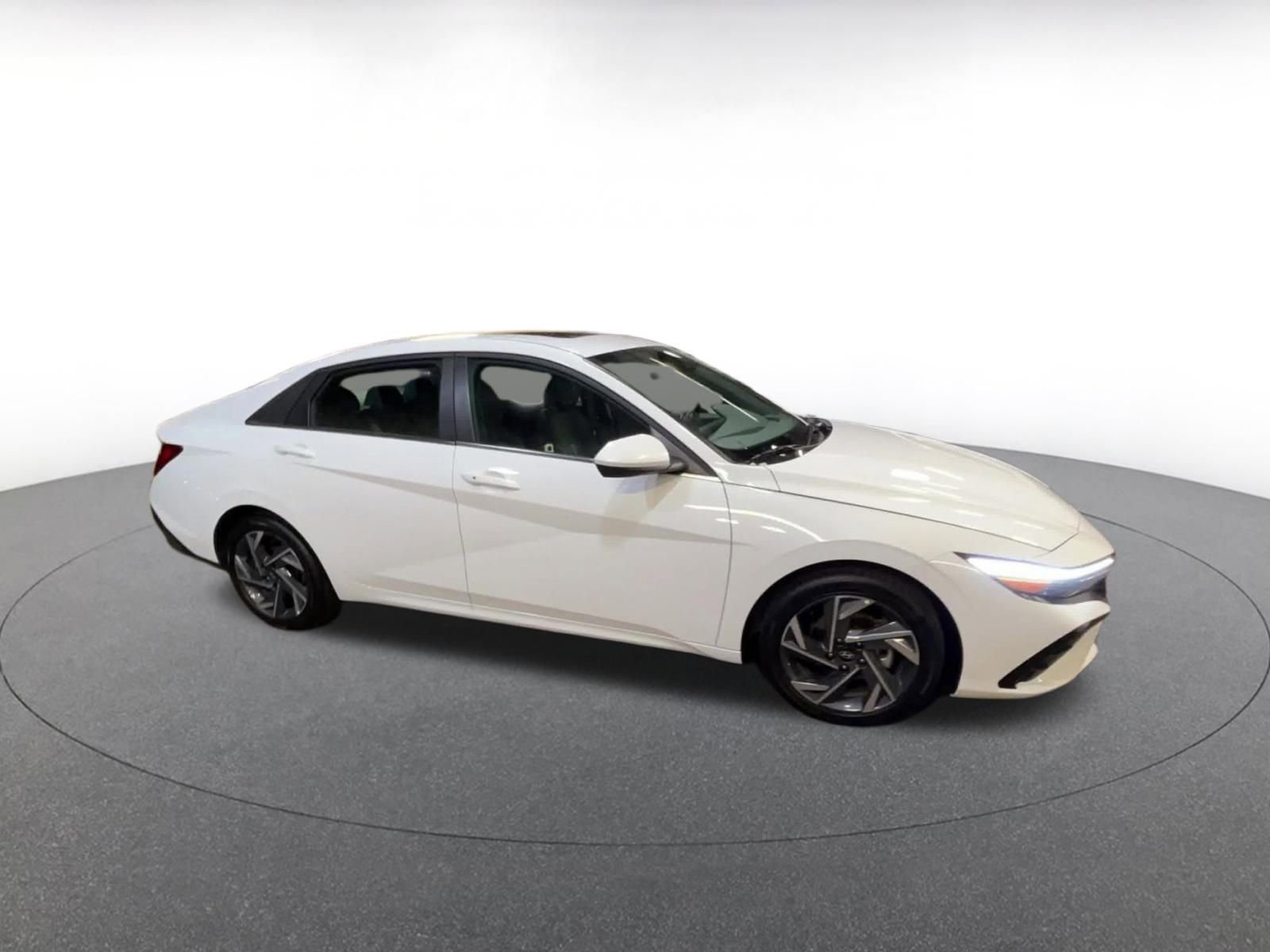 Used 2025 Hyundai Elantra SEL image 2