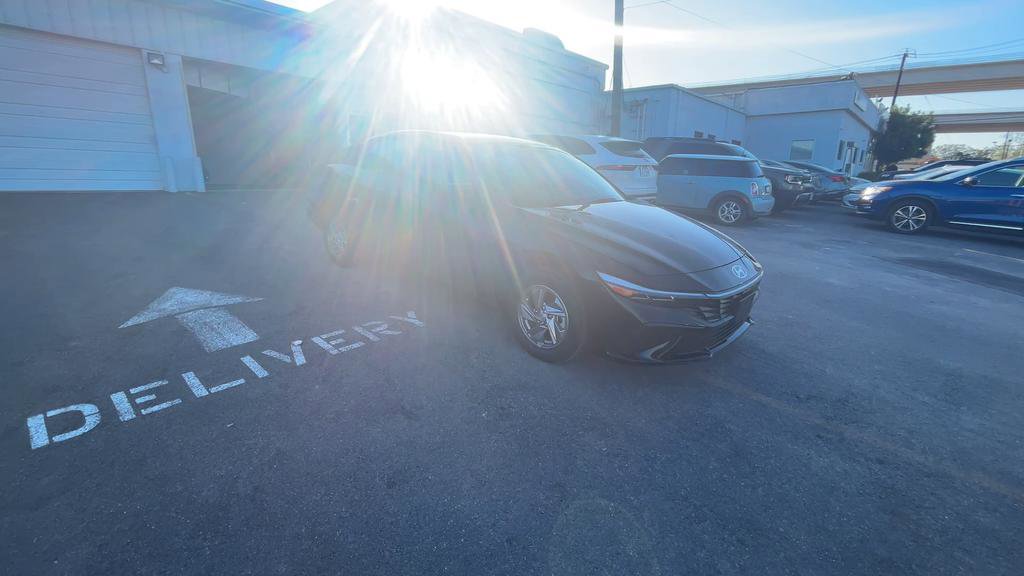 Certified 2025 Hyundai Elantra SE image 2