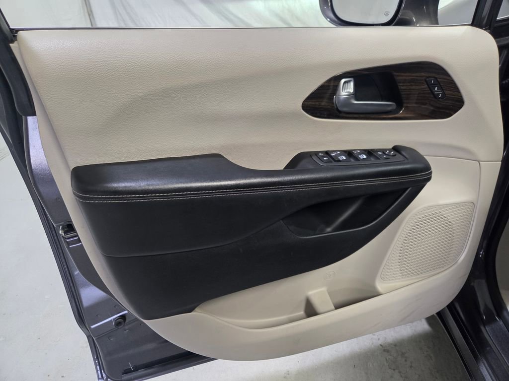 Used 2021 Chrysler Pacifica Limited AWD/4WD image 18