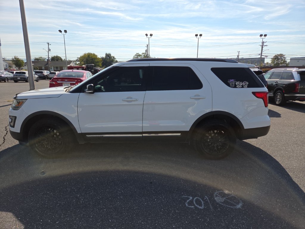 Used 2016 Ford Explorer XLT w/ Equipment Group 202A AWD/4WD image 17