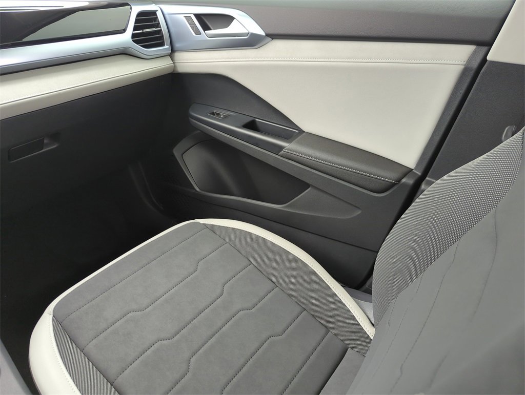 Used 2025 Volkswagen Taos SE image 27